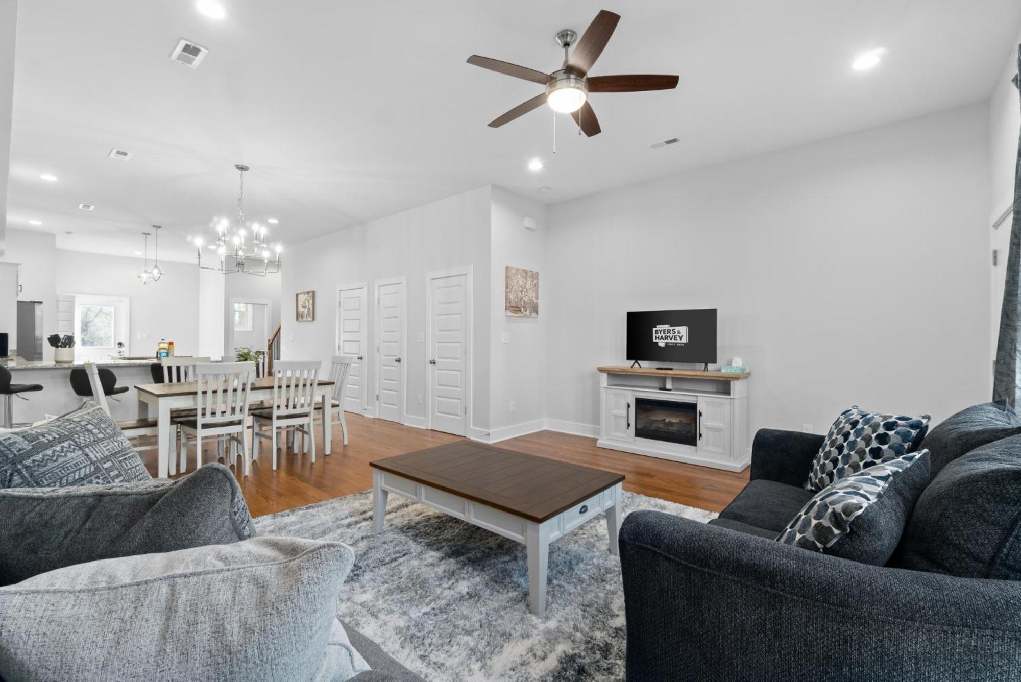 Rebecca'S Downtown Luxury Living Villa คลาร์กส์วิลล์ ภายนอก รูปภาพ